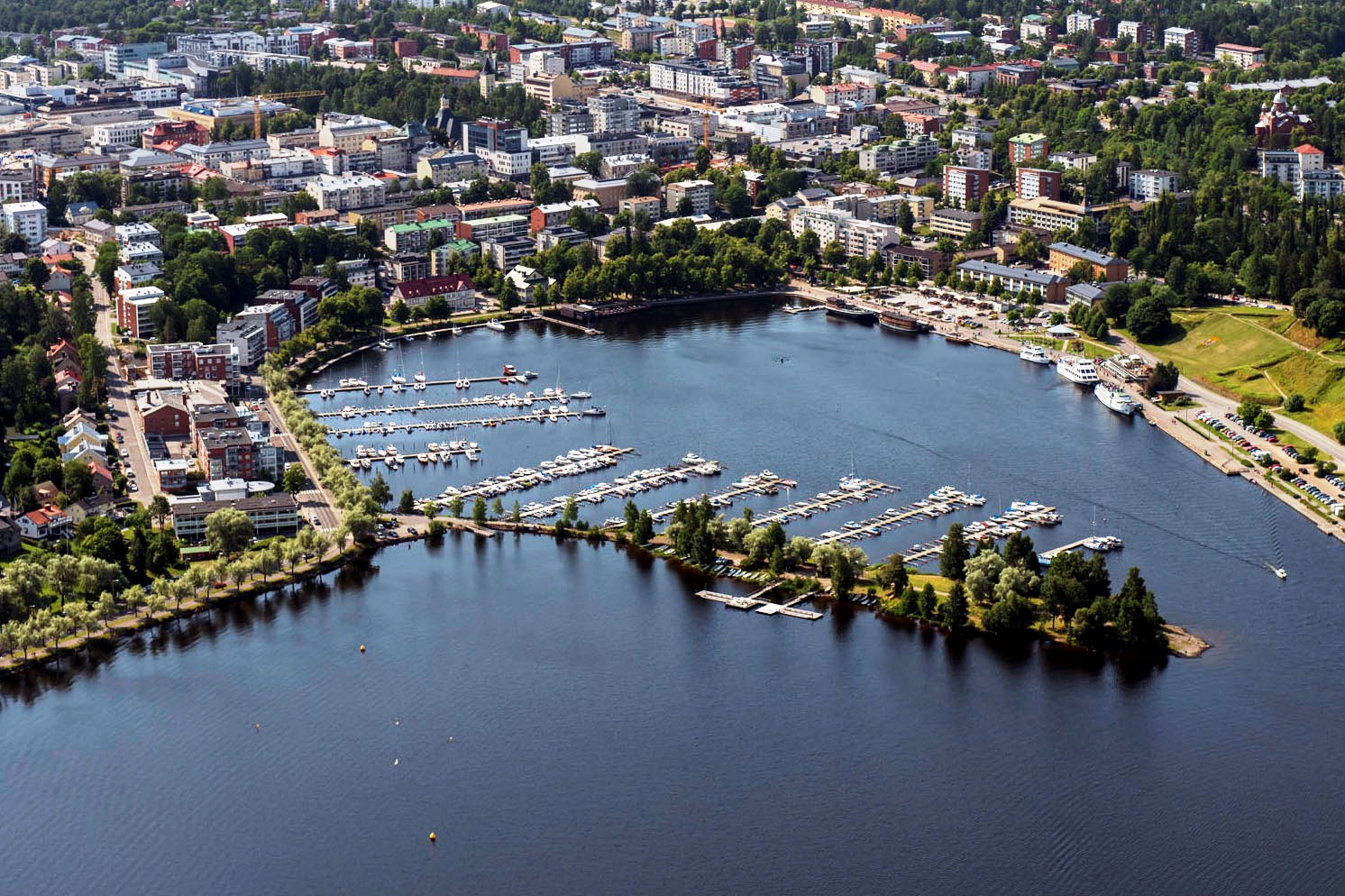 Ilmakuva Lappeenrannan kaupunkiin ja satamaan päin.